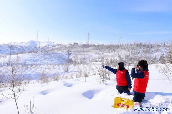 2月17日,国网新疆电力有限公司阿勒泰供电公司责任主说念主员在阿勒泰市区临近巡检澄澈。阿尔达克·拜斯汗 摄