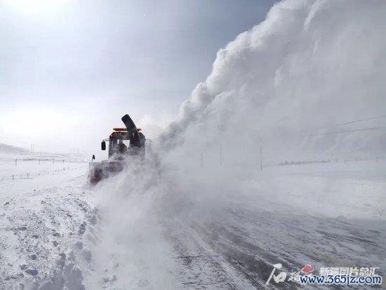 2月17日,清雪车辆在S226线富蕴至可可托海路段功课。阿依多斯·阿根别克 摄